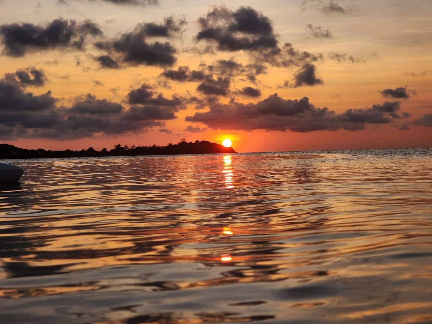 Sol se pondo sobre a lagoa