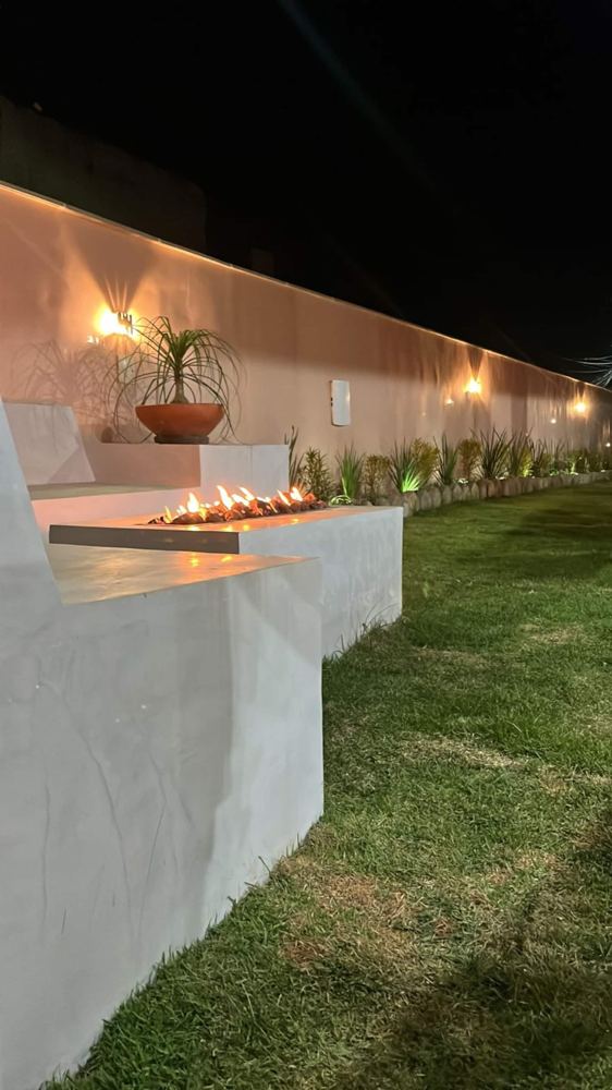 Lounge com lareira a gás à noite