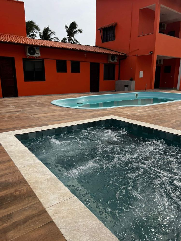 Jacuzzi aquecida ao lado da piscina
